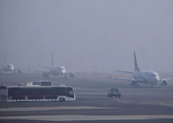Banco de niebla afecta despegues y aterrizajes en AICM