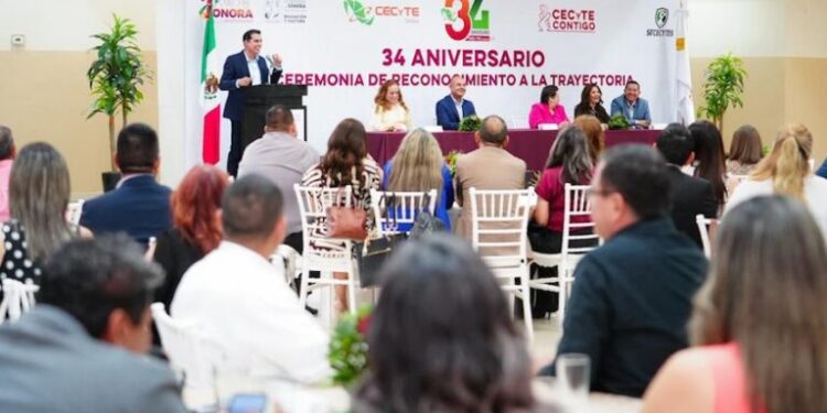 Reconocen trayectoria de personal de servicio de Cecyte
