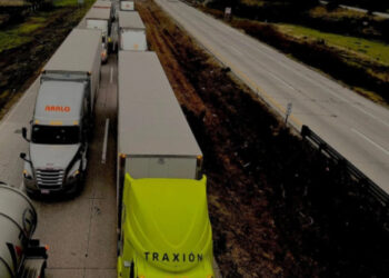 Productores de maíz de cinco entidades mantienen 12 bloqueos en vías y casetas