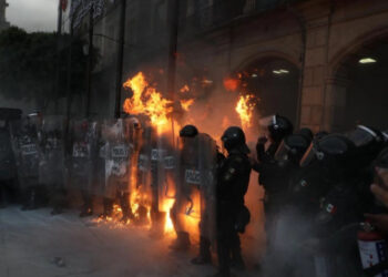 Continúan 16 policías hospitalizados tras marcha; tres, delicados: SSC