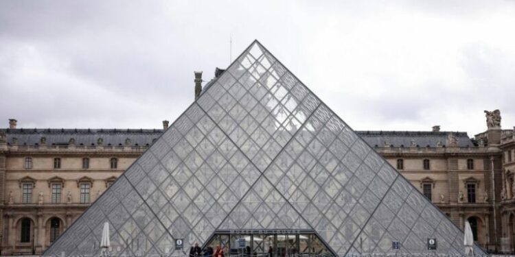Detienen a dos sospechosos por robo al Museo del Louvre