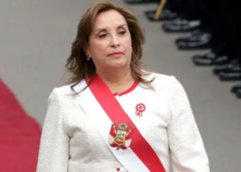 Destituye el Congreso de Perú a Dina Boluarte