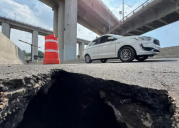 Se abre grieta en distribuidor La Concordia a metros de donde explotó pipa