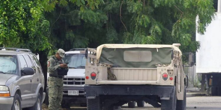 LANZAN GRANADA CONTRA POLICIAS EN HERMOSILLO