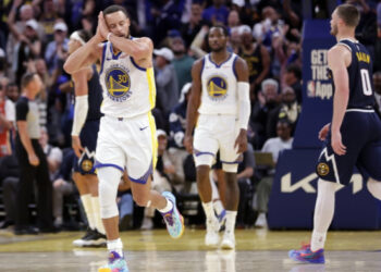 Con 42 puntos, Curry lleva a Warriors a victoria de 137-131 sobre Nuggets