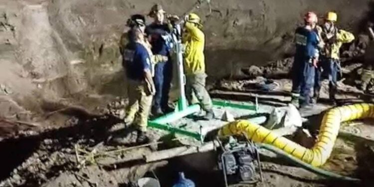 MUEREN TRES TRABAJADORES QUE QUEDARON SEPULTADOS EN UNA ZANJA EN CAJEME