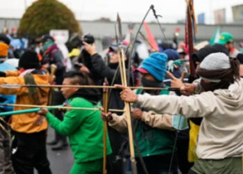 Protesta social frente a embajada de EU en Bogotá deja cuatro policías heridos por flechas