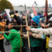 Protesta social frente a embajada de EU en Bogotá deja cuatro policías heridos por flechas