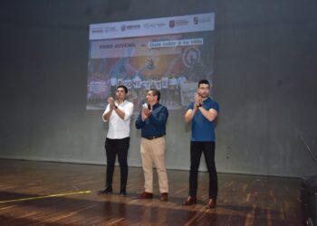 Participan jóvenes navojoenses en foro “conéctate y dale color a tu vida