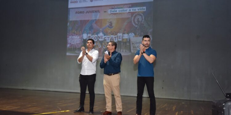 Participan jóvenes navojoenses en foro “conéctate y dale color a tu vida