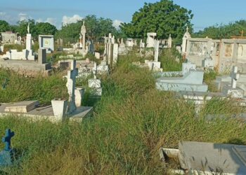 LIMPIAN PANTEONES ANTE LA CERCANIA DE LA VELACION DE LOS FIELES DIFUNTOS.