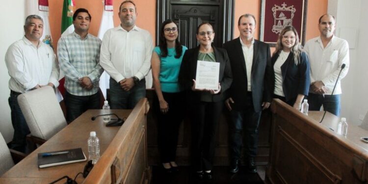 Recibe doctora Karla Córdova González la Licencia Ambiental Integral del Relleno Sanitario