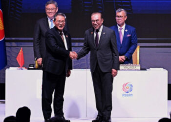 Trump sella acuerdo con Japón para tener acceso a tierras raras