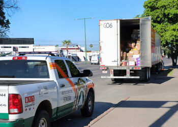 Sale tractocamión con víveres para damnificados