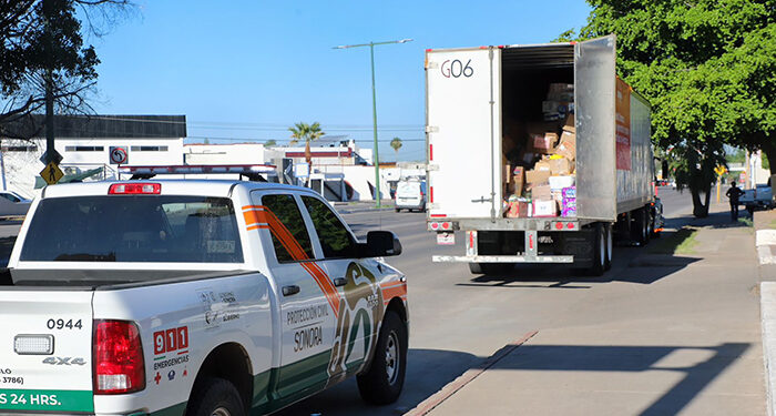 Sale tractocamión con víveres para damnificados
