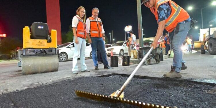 Supervisa Toño Astiazarán bacheo Nocturno en el norte de la ciudad