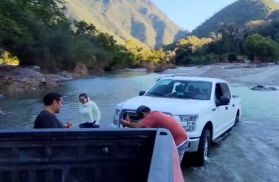 Rodeada de agua, sin luz ni ayuda, comunidad de Hidalgo resiste 14 días