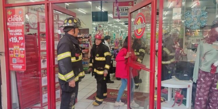 Sistema de energía provoca la intoxicación de al menos cuatro personas en una tienda Waldo’s, de Veracruz.