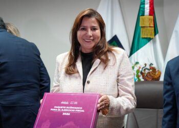 La Diputada Vicky Espinoza Presidenta del H. Congreso del Estado recibe el paquete económico 2026 del Gobierno de Sonora