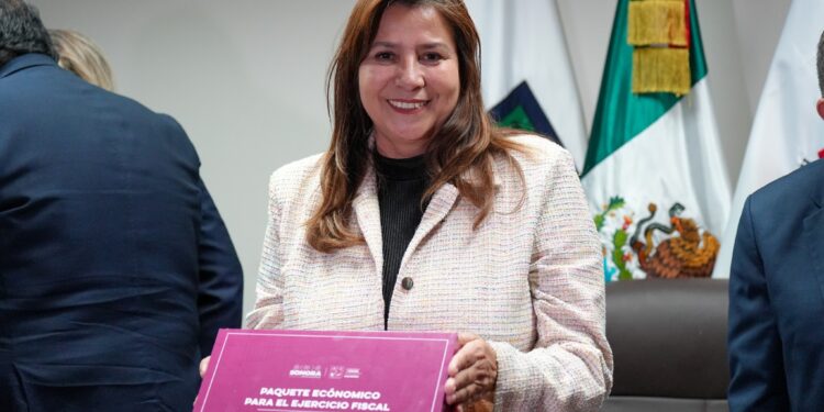 La Diputada Vicky Espinoza Presidenta del H. Congreso del Estado recibe el paquete económico 2026 del Gobierno de Sonora
