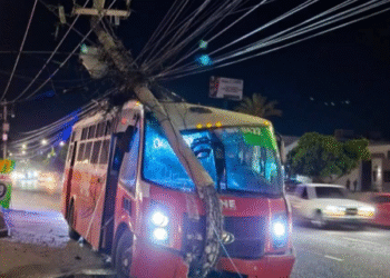 SE IMPACTA CAMION DE PASAJEROS CON POSTEDE LA CFE EN HERMOSILLO