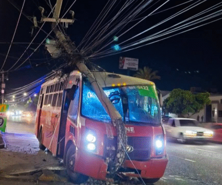 SE IMPACTA CAMION DE PASAJEROS CON POSTEDE LA CFE EN HERMOSILLO