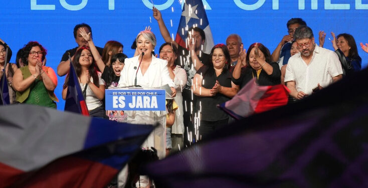 Jeannette Jara, de centroizquierda, triunfa en la primera vuelta presidencial en Chile