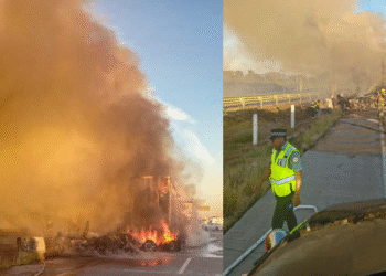 El H. Cuerpo de Bomberos de Cajeme atiende el incendio registrado en un tráiler, en la caseta de Esperanza