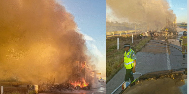 El H. Cuerpo de Bomberos de Cajeme atiende el incendio registrado en un tráiler, en la caseta de Esperanza
