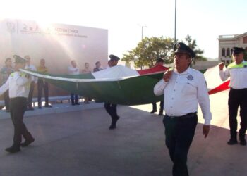 Realiza Ayuntamiento de Guaymas ceremonia de izamiento de Bandera