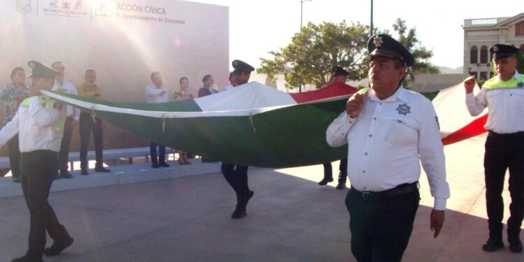 Realiza Ayuntamiento de Guaymas ceremonia de izamiento de Bandera