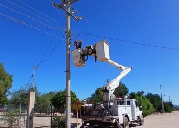 Realiza Ayuntamiento de Guaymas instalación de luminarias en el ejido el Yaqui