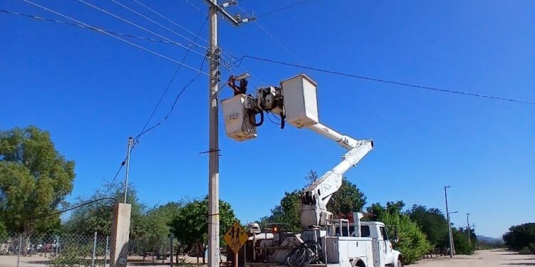 Realiza Ayuntamiento de Guaymas instalación de luminarias en el ejido el Yaqui