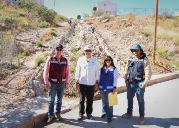 Supervisa JFGN  construcción de escalinata en la colonia Las Haciendas