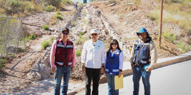 Supervisa JFGN construcción de escalinata en la colonia Las Haciendas