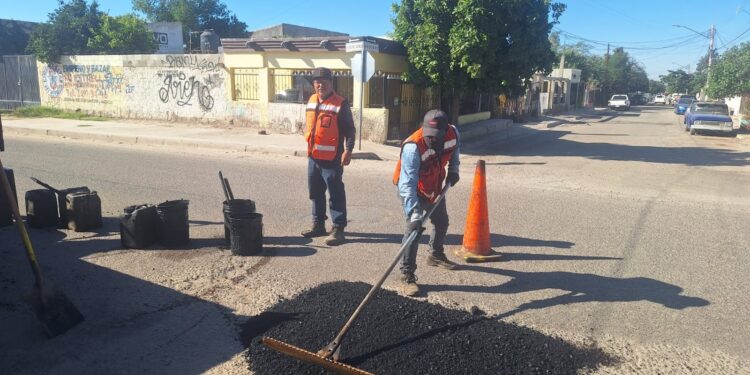 Continúan cuadrillas de bacheo el mantenimiento de vialidades en Hermosillo