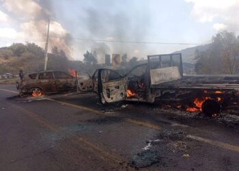 En Michoacán se registran bloqueos carreteros y quema de vehículos en diferentes lugares.