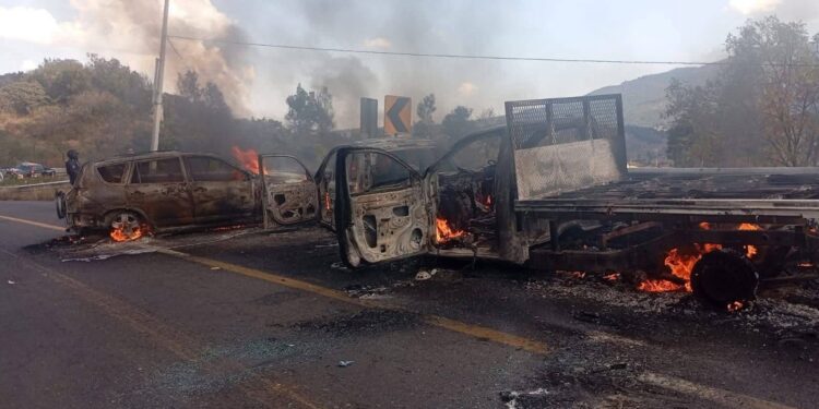 En Michoacán se registran bloqueos carreteros y quema de vehículos en diferentes lugares.
