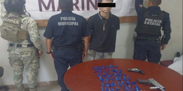 ASEGURAN A DOS HOMBRES CON PRESUNTA DROGA EN OPERATIVOS COORDINADOS EN CAJEME