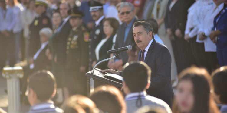 ENCABEZA JAVIER LAMARQUE IZAMIENTO DE BANDERA PARA CONMEMORAR EL 115 ANIVERSARIO DE LA REVOLUCIÓN MEXICANA