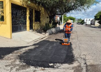 Avanza bacheo en distintos sectores de Hermosillo este jueves