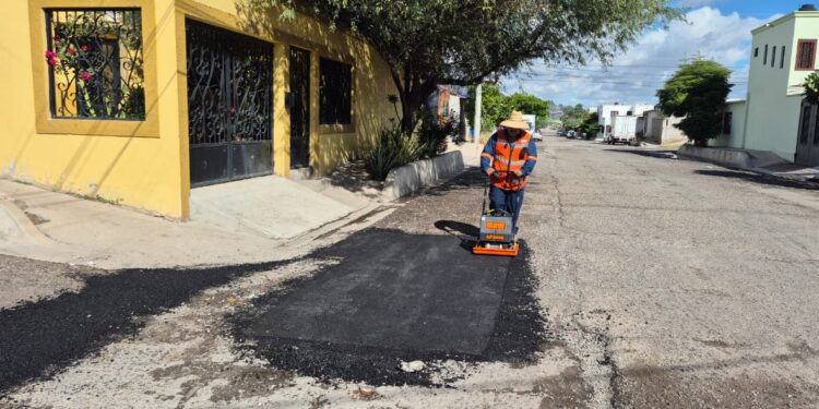Avanza bacheo en distintos sectores de Hermosillo este jueves