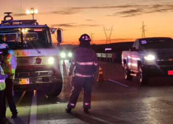 Aparatoso accidente carretero, salida de camino y volcadura de trailer