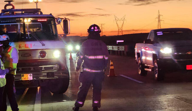 Aparatoso accidente carretero, salida de camino y volcadura de trailer
