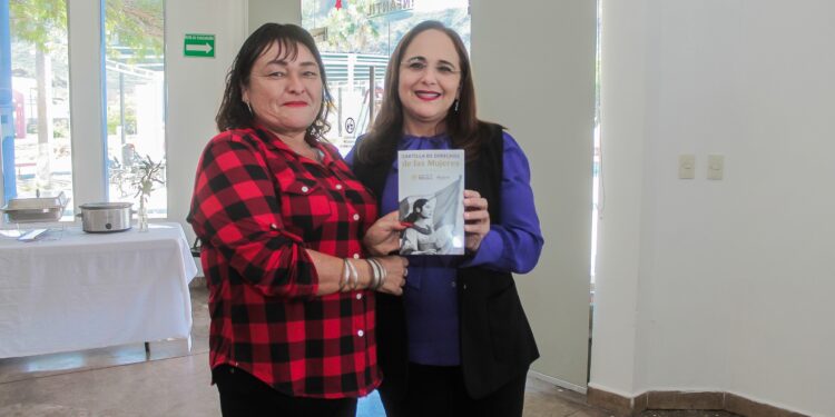 Entrega alcaldesa Karla Córdova González la cartilla de los derechos de las mujeres