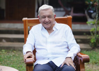 Reaparece AMLO en redes sociales para presentar su libro ‘Grandeza’