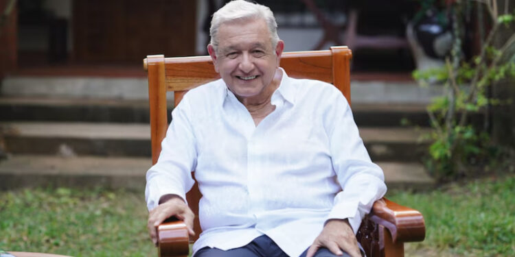 Reaparece AMLO en redes sociales para presentar su libro ‘Grandeza’