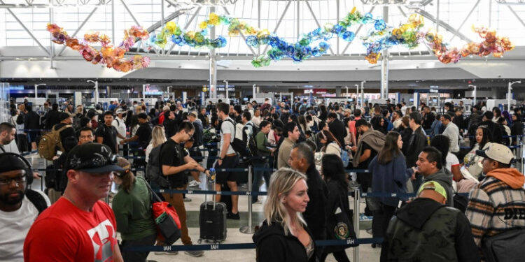 Caos en aeropuertos de EU por cierre presupuestario