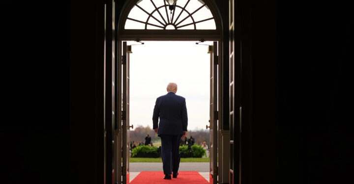 Gobierno de Trump alista opciones arancelarias antes del fallo de Corte Suprema