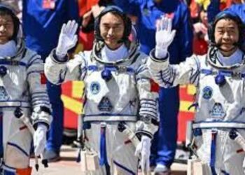 Regresan a salvo astronautas chinos atrapados en estación espacial